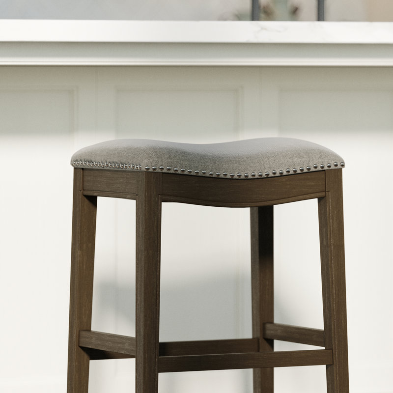 Tabouret à hauteur de bar avec repose-pieds et accents en nickel