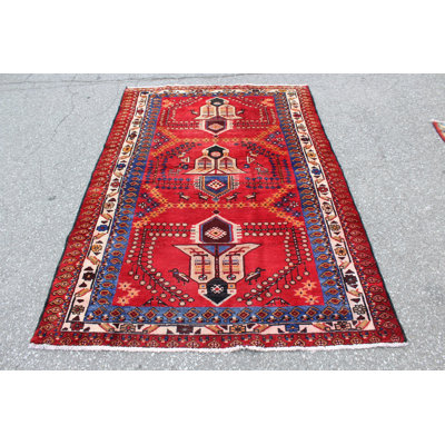 Tapis unique en laine noué à la main des années 1950 de 4 pi 5 po x 6 pi 4 po en rouge / beige / bleu