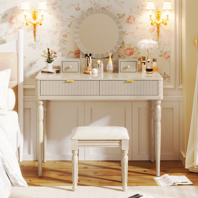 Élégant meuble-lavabo en bois avec miroir de tournesol et beaucoup de rangement, parfait pour les chambres à coucher classiques et modernes.