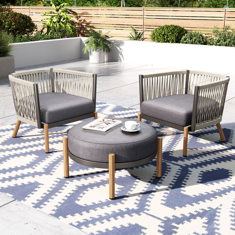 Deux chaises longues de patio avec coussins et repose-pieds