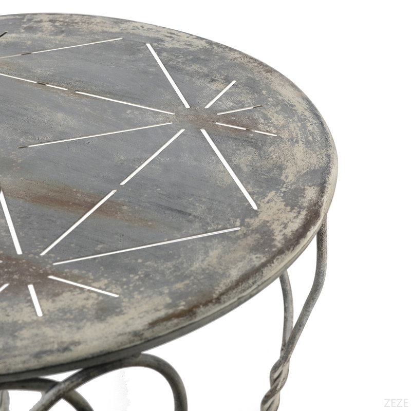 Charmante table d'appoint ronde en fer avec une finition argent patinée et des pieds torsadés, parfaite pour un décor champêtre français