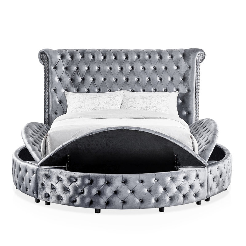 Lit rond très grand avec revêtement gris, tête de lit à boutons et rangement sur rail avec design, compartiments, boutons en cristal