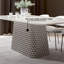 Table de salle à manger rectangulaire Cherline avec plateau en marbre et piédestal géométrique texturé Cherline