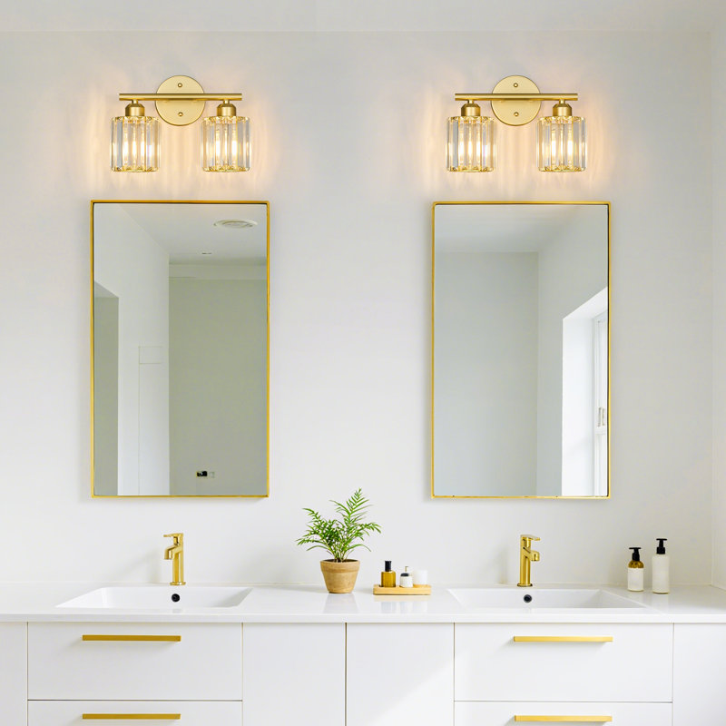 Applique murale verticale moderne à 2 lumières en cristal Kyneisha, à placer au-dessus du miroir de la coiffeuse ou du lavabo. Compatible avec les ampoules à intensité variable (ampoules non comprises).