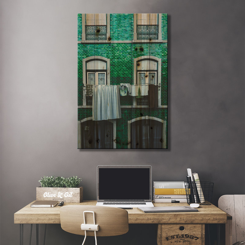 «Lisbon, Portugal» par Luke Anthony Gram - impression d'art graphique, H 40 po x l 26 po x P 1,5 po