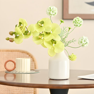 Ornements de fleurs simulées
