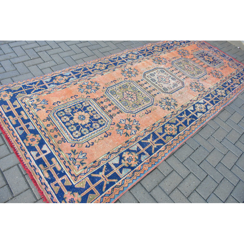 Tapis turc antique tissé à la main dans des tons riches pour une décoration intemporelle et élégante