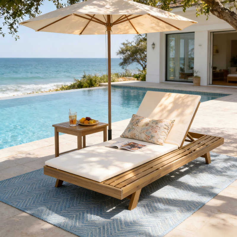Chaise longue en bois au fini brun, coussins crème de 5 cm d'épaisseur, 4 positions inclinables pour une utilisation au bord de la piscine et à l'extérieur.