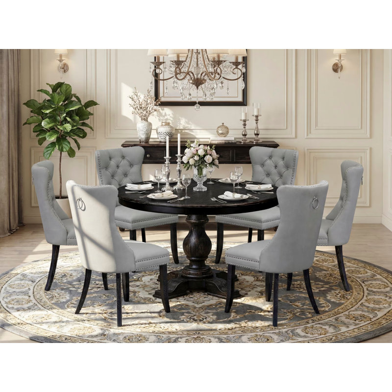 L'ensemble de table de salle à manger 7 pièces comprend une table ronde de 48 po avec piédestal et 6 chaises rembourrées en polyester gris clair, noir sablé