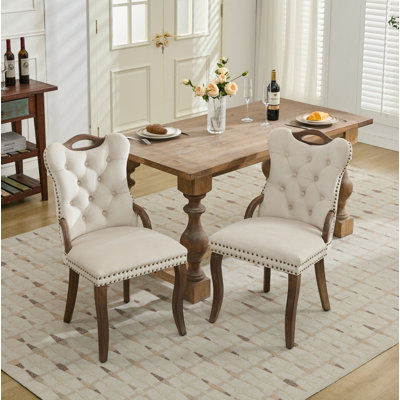 Chaise de salle à manger en velours avec garniture touffetée à la main, poignées en bois massif sur le dessus et les côtés, décoration cloutée en cuivre rétro, pieds incurvés en bois massif, forme élégante, ensemble de 2, beige