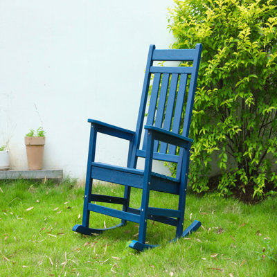 Chaise berçante surdimensionnée avec texture en bois