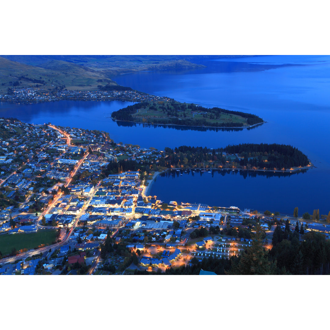 Queenstown Stadtbild in der Abenddämmerung von Vichie81 - Drucken