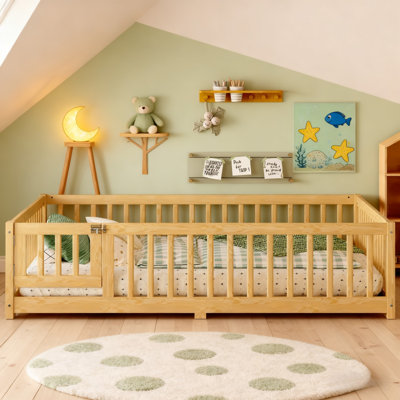 Lit double au sol en bois naturel avec barrière de sécurité