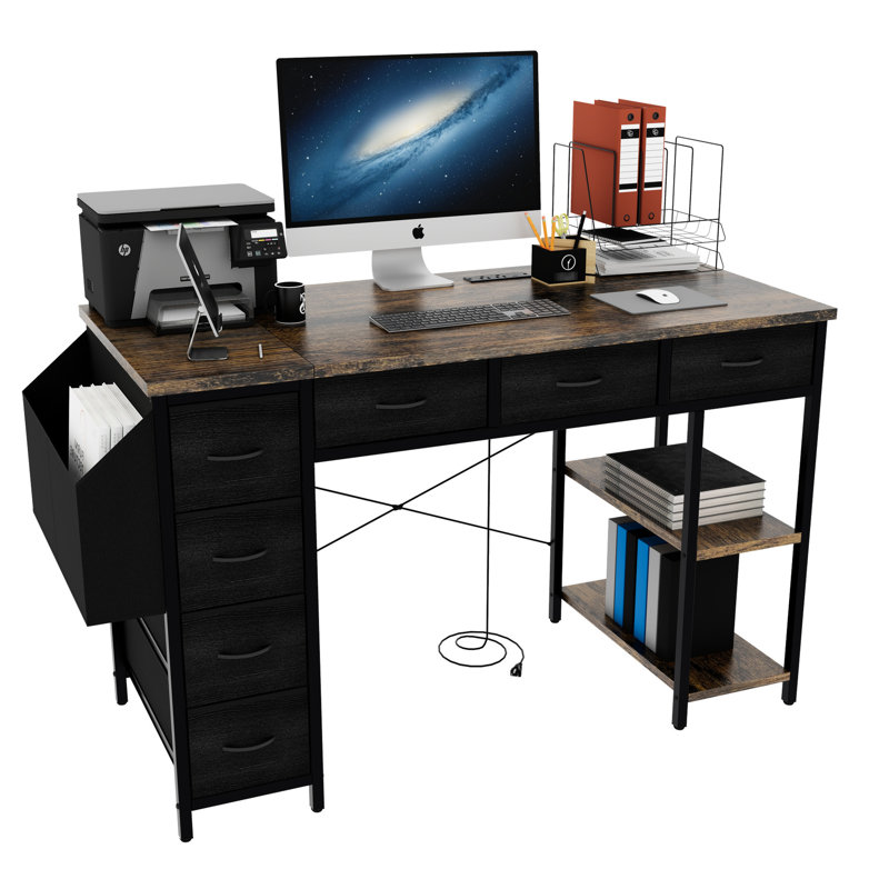 Bureau 47 po avec prise d'alimentation, brun rustique. 7 tiroirs de rangement en tissu et compartiment latéral. Réglable pour le confort et la productivité. Ports de table d'ordinateur brun fiables. Fonctionnement polyvalent