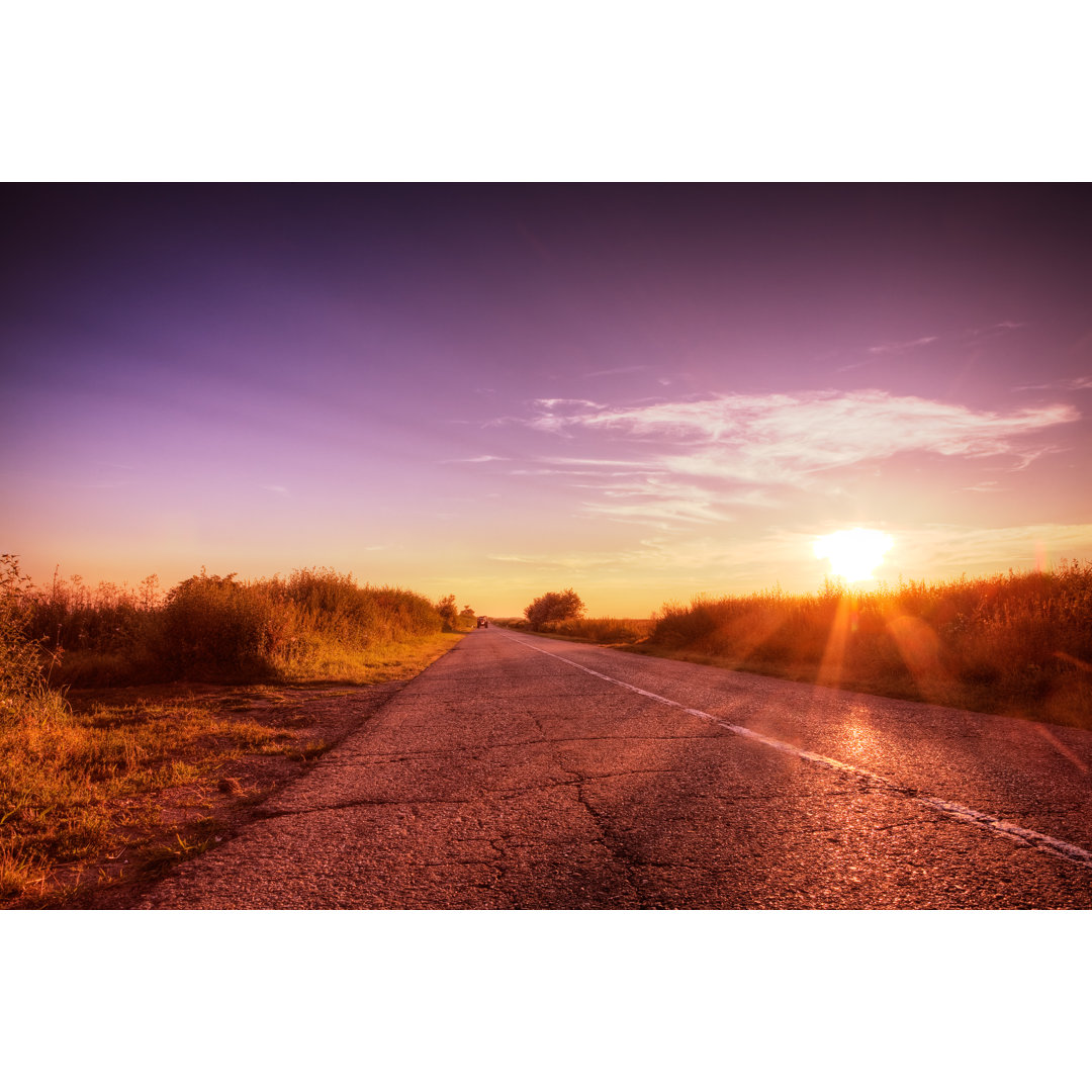 Lila Landstraße Sonnenuntergang von NoSystem Images - No Frame Kunstdrucke auf Leinwand