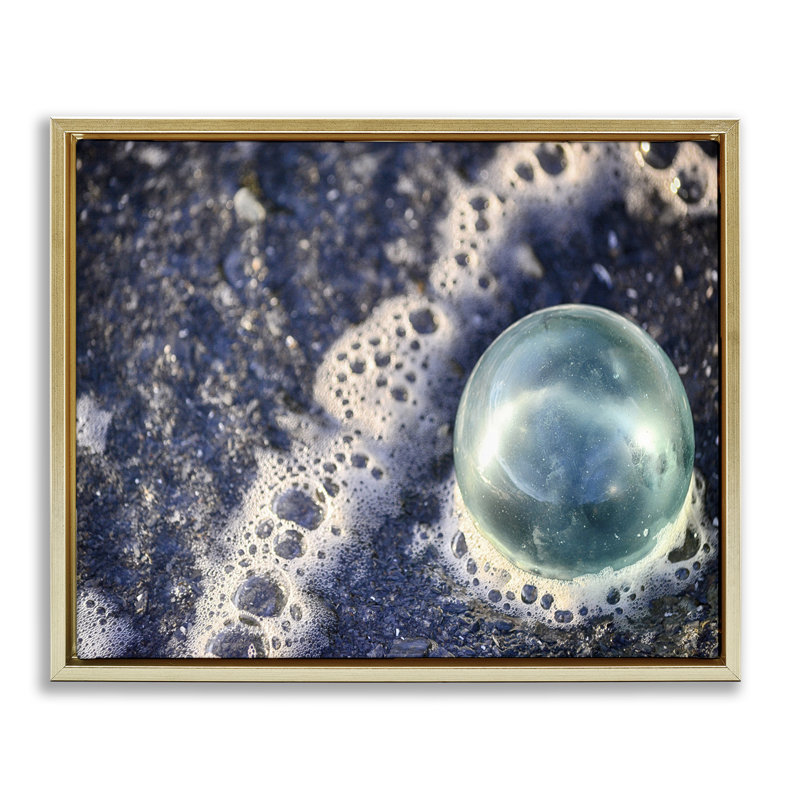  «Beach Beach» par Savanah Plank, H 25 po x l 31 po, Cadre flottant métallique doré