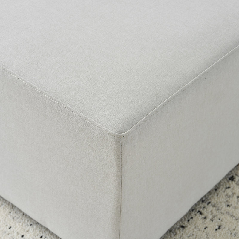 Simple long tabouret blanc, couleur à faible saturation, siège ergonomique, structure stable en bois rectangulaire, plusieurs scénarii, rapport de grandeur doré, revêtement doux