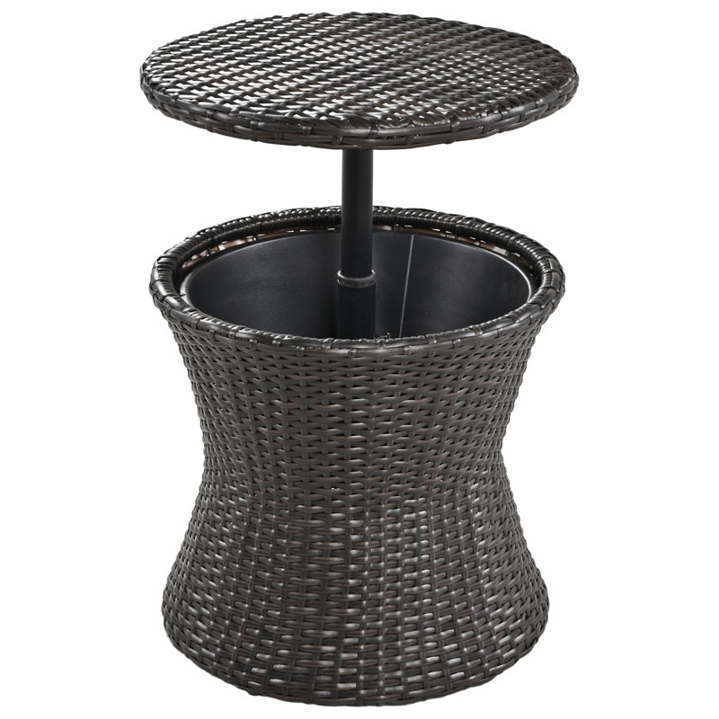Mobilier de patio avec chaises en corde et table de bar froide en beige noir pour la cour, les espaces de conversation au bord de la piscine: chaises, table, repose-pieds. Rouille, pelouse élégante.