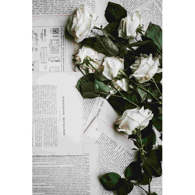 Roses blanches sur un journal - Photographie sur toile tendue