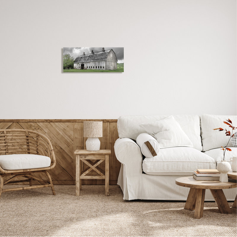 «Farmland Barn Overhead Clouds» par Lori Deiter - photographie, H 10 po x l 24 po x P 1,5 po, Toile tendue