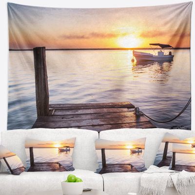 Vue bateau de mer de boardwalk sur plage tapisserie