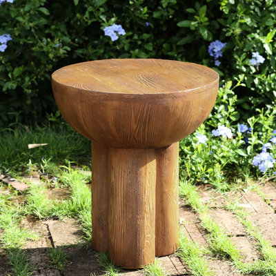 Table d'appoint extérieure à trois pieds, couleur marron, pouvant servir de support pour plantes, hauteur 47 cm, poids du colis 8,7 kg, aspect bois brun, résistant aux températures extrêmes, idéale pour diverses utilisations, largeur 40,6 cm, hauteur 40,6 cm.