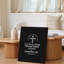 La toile crée un design minimaliste avec un fond noir uni avec une décoration murale et une croix blanche centrale sous la croix-384076769