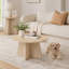 Ensemble de tables basses gigognes de style rétro. Disponible en finition noyer ou bois naturel. Tables d'appoint rondes avec pieds croisés. Idéal pour les salons et les salles à manger