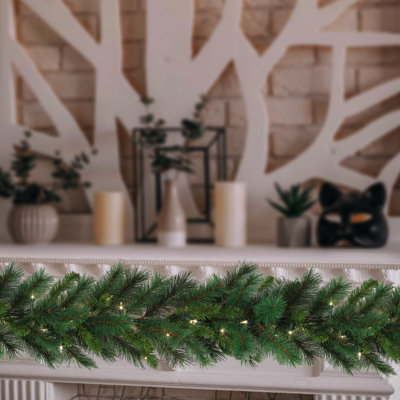 Guirlande de 9 pi de hauteur avec 300 lumières chaudes / claires / blanches - verdure artificielle réaliste, idéale pour les décorations des Fêtes, les manteaux de cheminée, les escaliers et les décorations de Noël festives