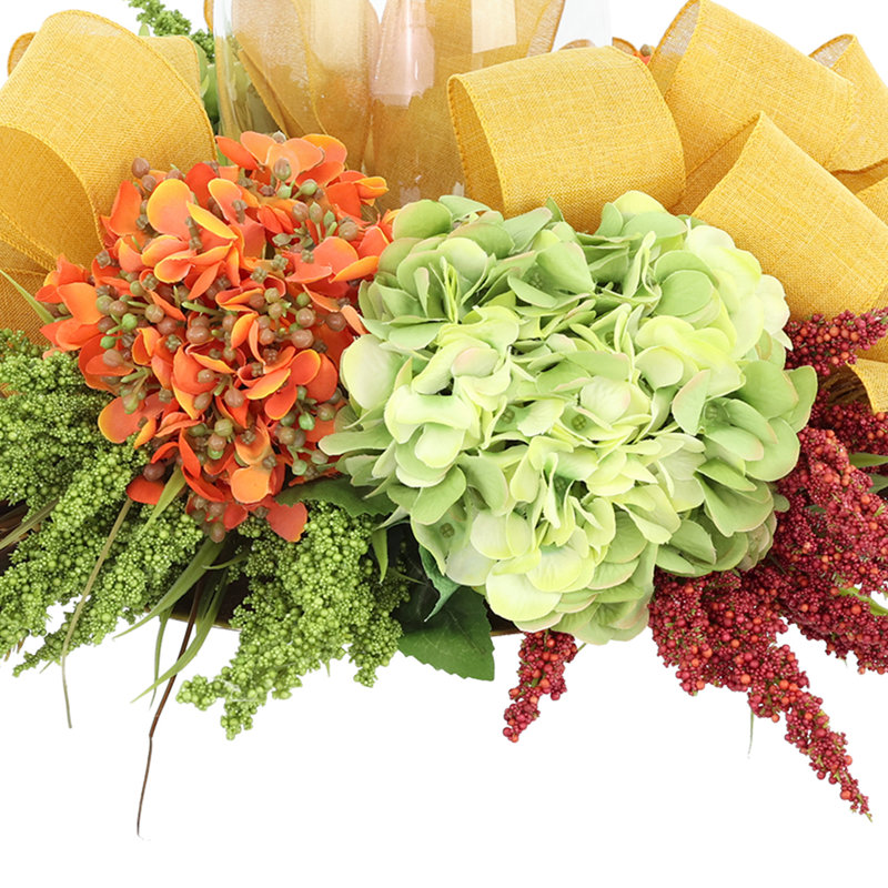 Centre de table d'automne avec hortensias, blé et pommes de pin d'automne