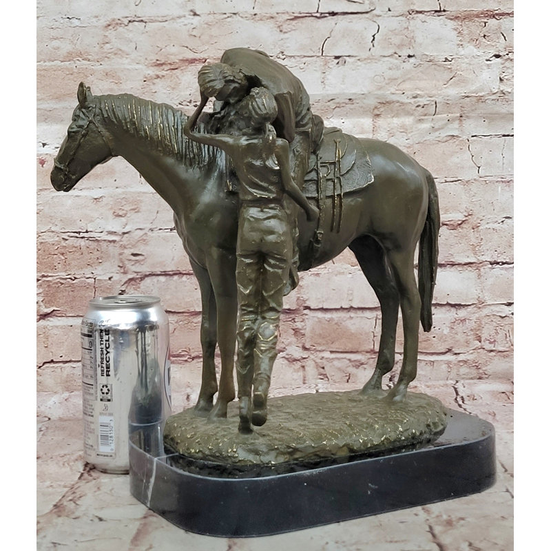 Statue équestre en bronze - enfants embrassant un cheval sur du marbre