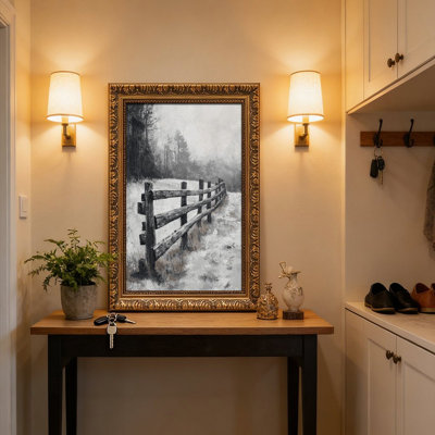 Clôture en bois rustique dans un paysage d'hiver enneigé, cadre mural rétro - cadre décoratif doré pour l'art.