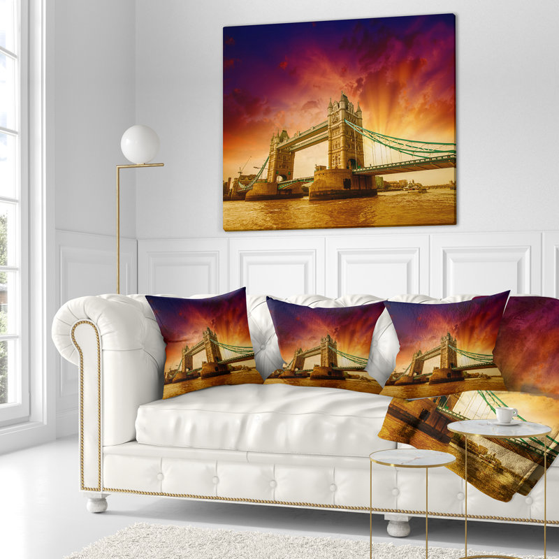 Tower Bridge in Its Magnificence - Coussin imprimé paysage urbain, 18 po x 18 po, Oreiller européen