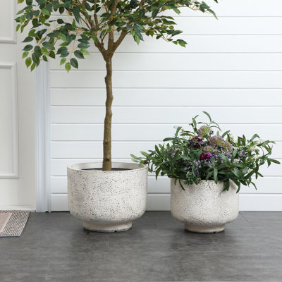 Blanc rustique avec pot rond gris