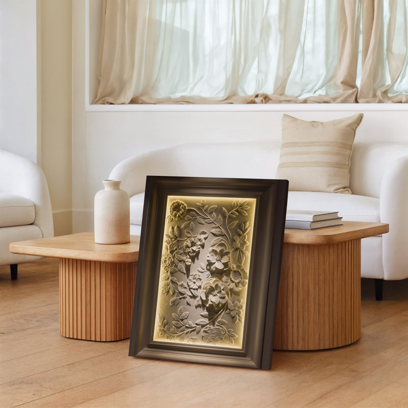 Toile, panneau mural magnifiquement conçu avec un motif en relief complexe de fleurs et de feuilles délicates