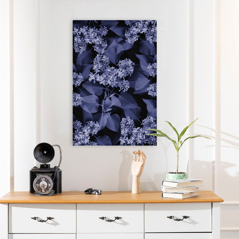 «Blooming In Indigo I» - art floral de lilas bleutés contemporain sur fond sombre, H 24 po x l 16 po
