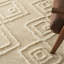Tapis beige abstrait en laine touffeté-910835476