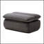 Pouf ergonomique rembourré avec repose-pieds pour une détente optimale et un soutien corporel parfait dans les espaces de vie.