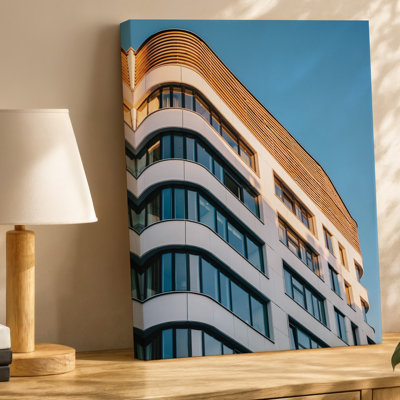 Toile une façade architecturale moderne avec un design doucement incurvé avec art mural alternant des panneaux de verre lisse et de l'art mural horizontal sur toile
