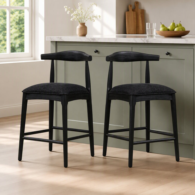 Ensemble de 2 tabourets de bar de style campagnard charmants, à dossier échelle, avec siège rembourré neutre et pieds fuselés.