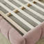 Très grand lit, lit plateforme tapissier rose avec tissu épais, tête de lit, chambre à coucher élégante, détente et confort