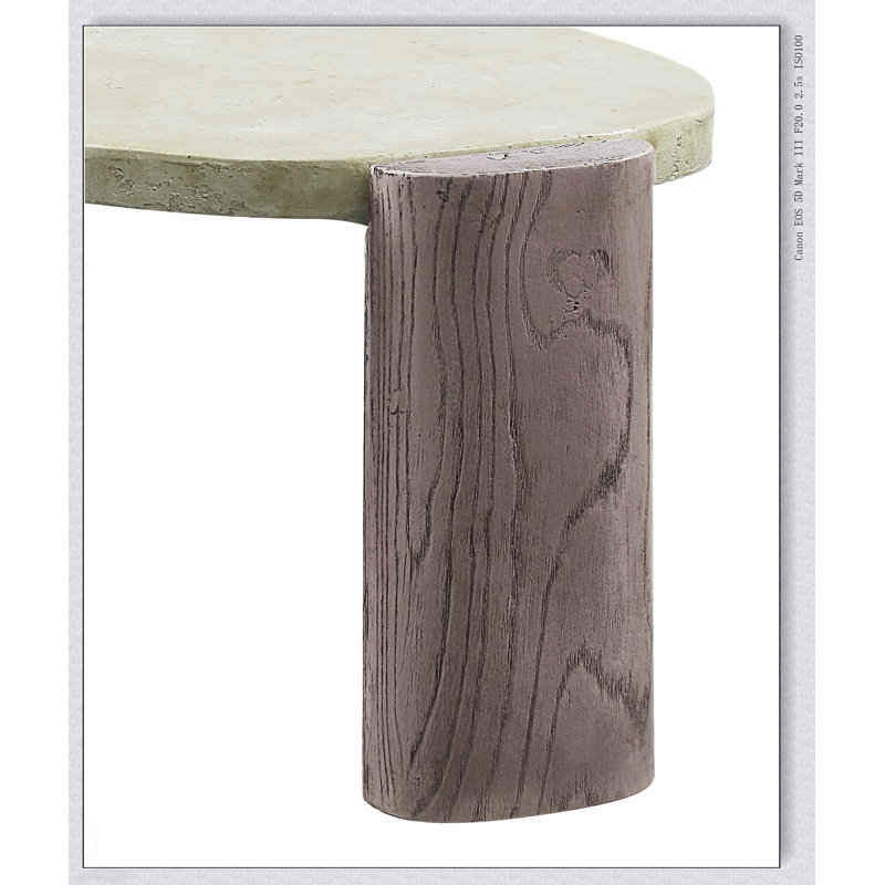Table basse Dayana au fini blanc cassé et pieds en chêne, béton de fibres écologique avec un design durable et élégant pour les intérieurs modernes.