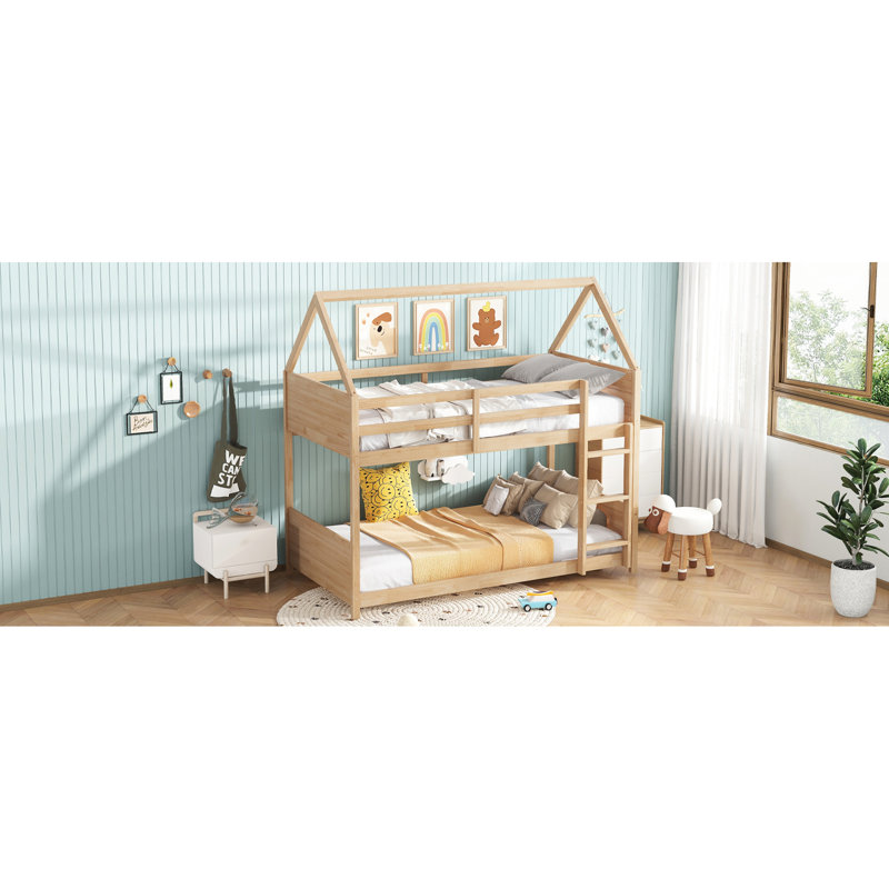 Lit superposé simple au-dessus d'une maison en chêne blanc, avec une faible hauteur pour plus de stabilité, des barrières de sécurité et des têtes de lit à panneau cannelé - Lit en forme de lit avec têtes de lit, pieds de lit, fabrication compact