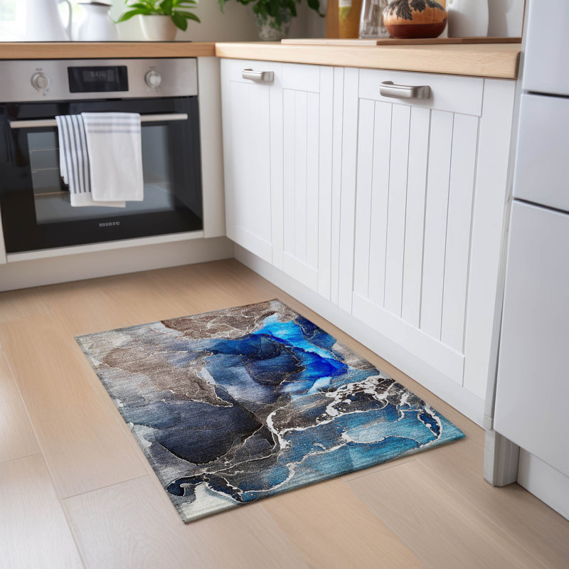 Tapis bleu marine intérieur / extérieur en polyester tissé à la machine Kyrie, Rectangle 1 pi 8 po x 2 pi 6 po