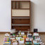 Brun + abricot + bois massif argenté + vitrines en acier inoxydable