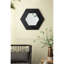 Miroir hexagonal polyvalent avec cadre en bois robuste, parfait pour rehausser le décor et la fonctionnalité de n'importe quelle pièce