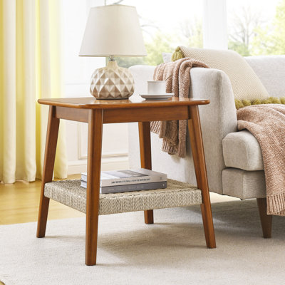 Table d'appoint Mid-Century pour canapé. 23 po avec tablette de rangement tissée. Finition noyer, pieds en bois massif, panier fabriqué à la main. Facile à nettoyer et à mettre en place de façon ordonnée dans une petite chambre à coucher ou un salon. Installation