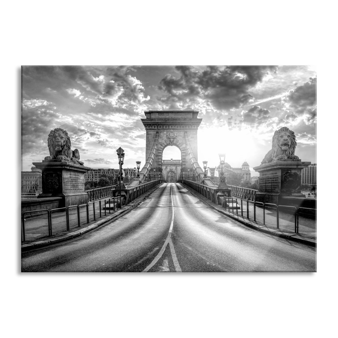 Ungerahmtes Foto auf Glas "Bridge in Budapest at Sunset, Monochrome"