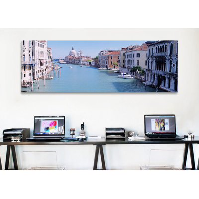 «Bâtiments le long d'un canal, Santa Maria Della Salute, Venise, Italie» par Panoramic Images - Giclée sur toile tendue avec châssis panoramique