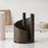 Porte-serviettes en bois en bois avec espace de chargement supérieur pour la décoration de la cuisine et de la table, base antidérapante, bois de manguier écologique et tige en métal - chocolat / noir